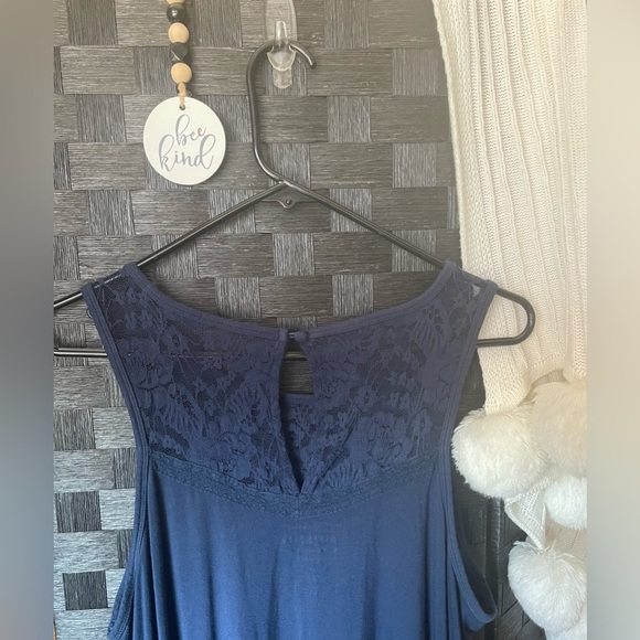 Woman’s Torrid Flowy Tank - Picture 4 of 8